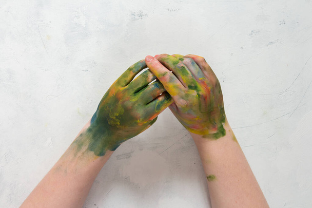 hand holding a green wall. - Zdjęcie, obraz