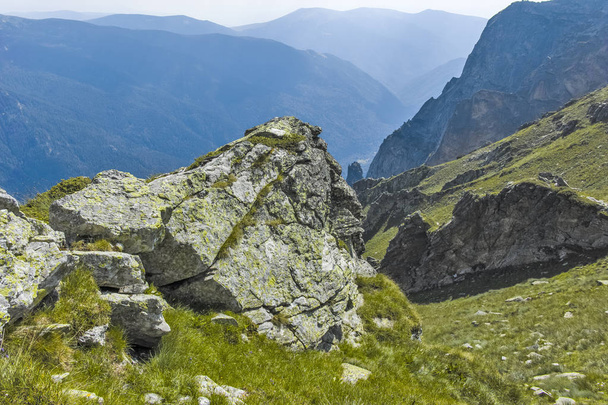 Vue du sentier de randonnée des sommets Kupen au sommet Orlovets, Rila M
 - Photo, image