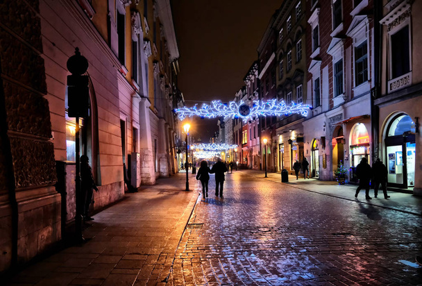 Edificios antiguos en el distrito histórico de Cracovia por la noche
 - Foto, imagen