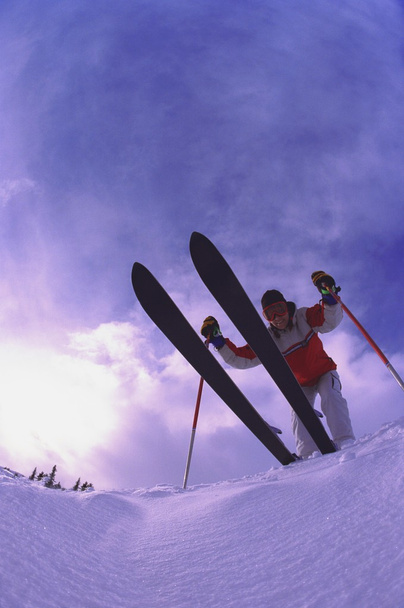Skier On Edge Of Slope - Foto, imagen