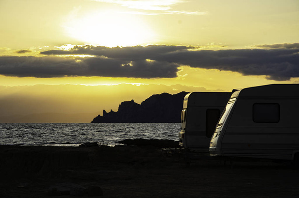 Rust in een trailer aan zee bij zonsondergang. - Foto, afbeelding