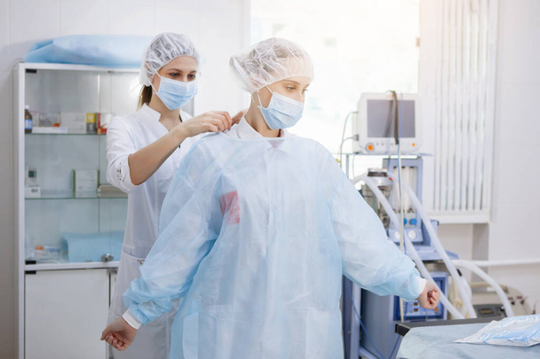 Le personnel médical se prépare pour l'opération
 - Photo, image