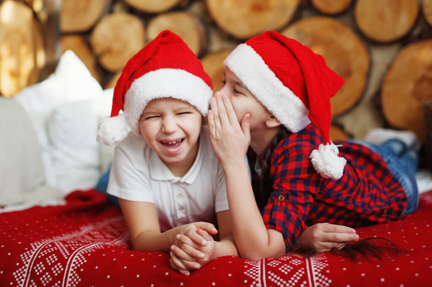 Κορίτσι και αγόρι έφηβος με κόκκινα χριστουγεννιάτικα καπέλα. - Φωτογραφία, εικόνα