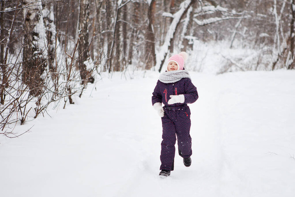 Młoda dziewczyna w zimie śnieżny las. - Zdjęcie, obraz