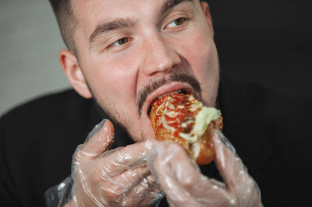 Чоловік їсть бургер
 - Фото, зображення