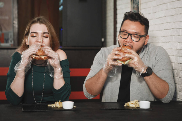 Couple eat burger - Zdjęcie, obraz