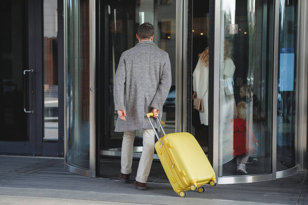 Hombre con una maleta amarilla
. - Foto, imagen