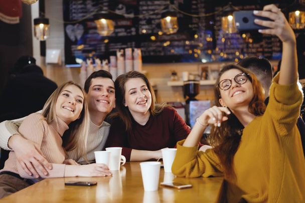 Pět mladých hezkého studenta sedícího v kavárně. - Fotografie, Obrázek