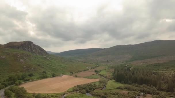 Vista aérea de montañas, ríos y bosques en verdes paisajes escoceses, tierras altas. Tiro de seguimiento hacia atrás
 - Imágenes, Vídeo