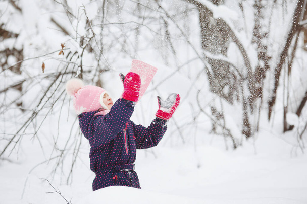 Nuori tyttö talvella luminen metsä
. - Valokuva, kuva