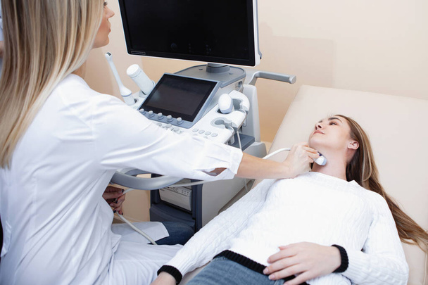 Badanie ultrasonograficzne szyi w klinice. - Zdjęcie, obraz