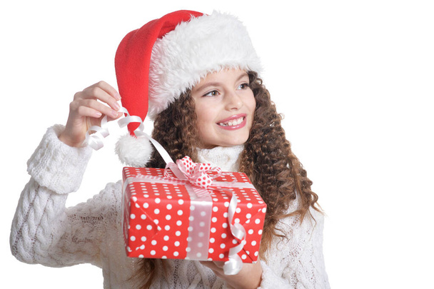 Retrato de menina sorridente com presente de Natal isolado no fundo branco
 - Foto, Imagem