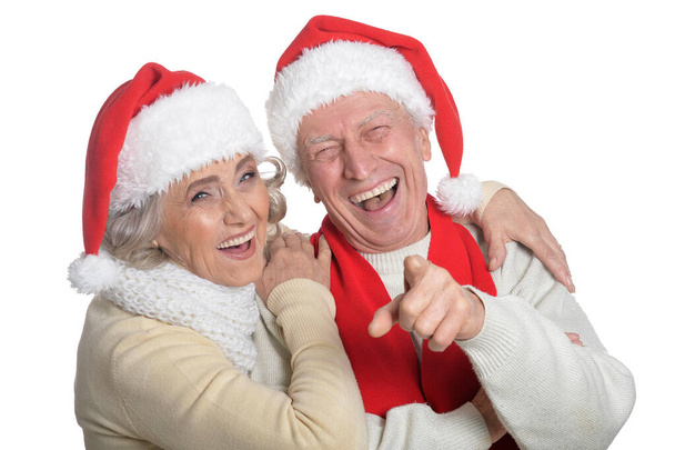 Portrait de heureux couple de personnes âgées dans chapeaux de Père Noël isolé sur fond blanc
  - Photo, image