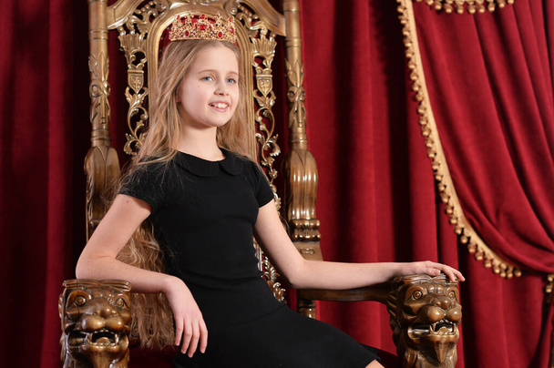 Happygirl princess  posing on throne  - Fotoğraf, Görsel