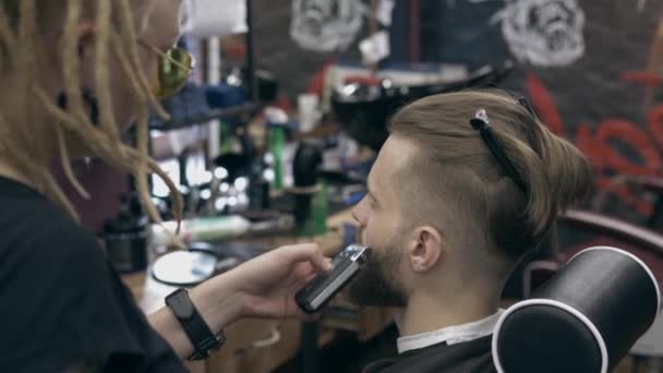 Young handsome bearded man at barbershop, shallow depth of field - Filmmaterial, Video