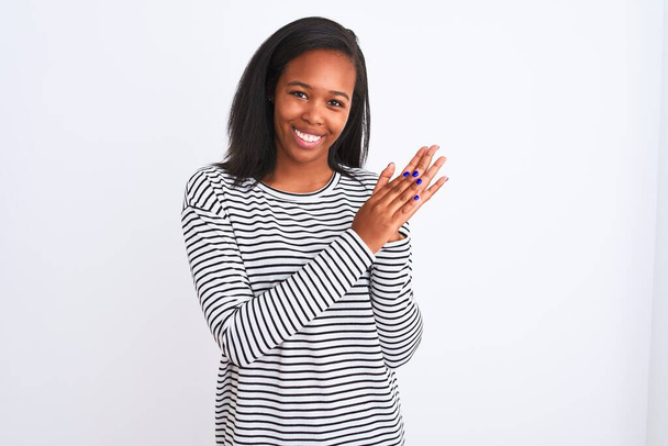 Hermosa joven afroamericana americana vistiendo suéter de invierno sobre fondo aislado aplaudiendo y aplaudiendo felices y alegres, sonriendo orgullosas manos juntas
 - Foto, Imagen