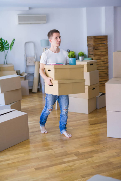 gelukkig man met dozen verhuizen naar nieuw huis - Foto, afbeelding