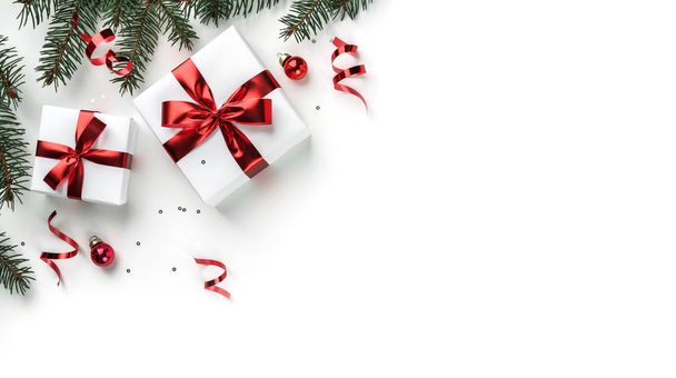 Ramas de abeto navideño, cajas de regalo con cinta roja, decoración roja, destellos y confeti sobre fondo blanco. Tarjeta de felicitación de Navidad y Año Nuevo, vacaciones de invierno. Piso tendido, vista superior - Foto, imagen