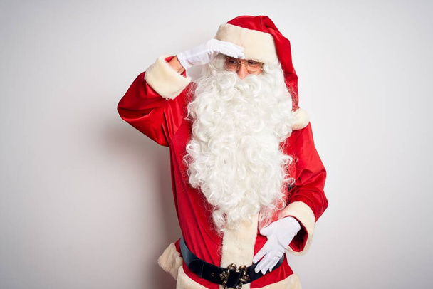 Keski-ikä komea mies yllään Santa puku seisoo yli eristetty valkoinen tausta huolissaan ja korosti ongelma käsi otsassa, hermostunut ja ahdistunut kriisi
 - Valokuva, kuva