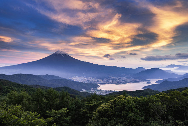 Гора Фудзи на закате от горы Синдзи летом, озеро Кавагути, Япония
 - Фото, изображение