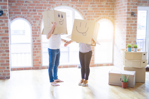 Couple portant des boîtes en carton drôles avec des visages heureux
 - Photo, image