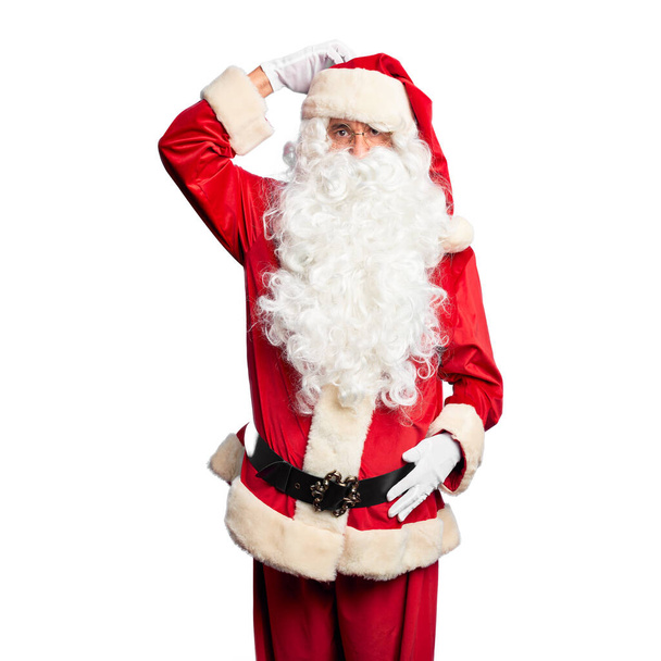 Orta yaşlı yakışıklı adam, Noel Baba kostümü ve sakal takmış, kafası karışmış ve soru soruyor. Şüpheyle kararsız, kafa kafaya düşünerek. Düşünceli kavram. - Fotoğraf, Görsel