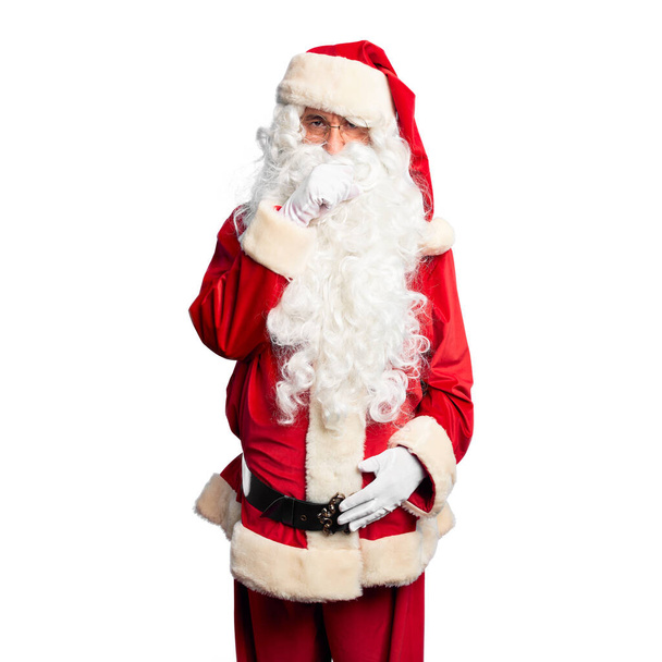 Przystojny mężczyzna w średnim wieku w kostiumie Świętego Mikołaja i brodzie stojący źle się czuje i kaszle jako objaw przeziębienia lub zapalenia oskrzeli. Koncepcja opieki zdrowotnej. - Zdjęcie, obraz