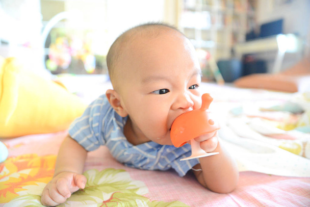 Küçük tatlı Asyalı bebek diş çiğniyor. - Fotoğraf, Görsel