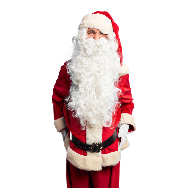 Homem bonito de meia-idade vestindo traje de Papai Noel e barba de pé irritado e louco gritando frustrado e furioso, gritando com raiva. Raiva e conceito agressivo
. - Foto, Imagem