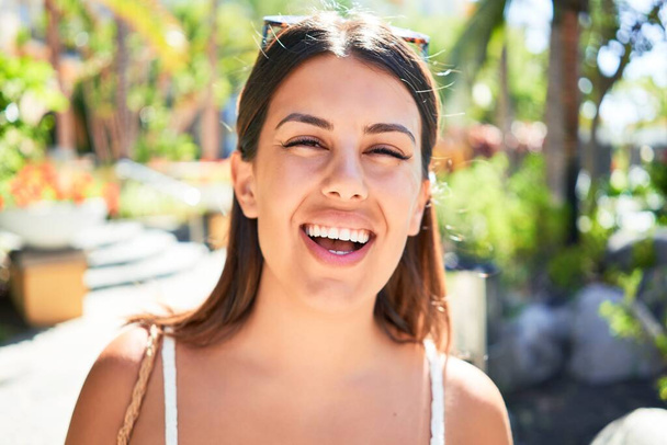 Giovane bella donna sorridente felice godendo giornata di sole d'estate in hotel resort in vacanza
 - Foto, immagini