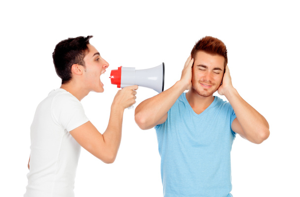 Jóvenes gritan a su amigo a través de un megáfono
 - Foto, Imagen