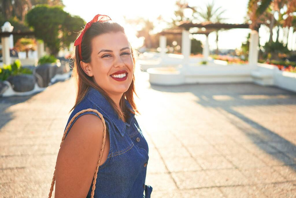 Giovane bella donna sorridente felice passeggiando per le strade della città di Puerto de la Cruz, Tenerife in una giornata di sole d'estate
 - Foto, immagini