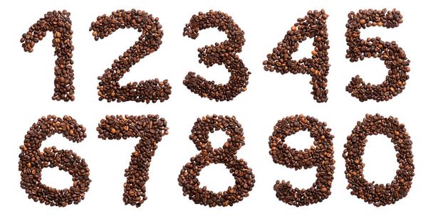 Chiffres arabes de fèves de cacao fraîchement grillées sur fond blanc isolé. modèle de café fabriqué à partir de grains de café. Police pour le café, le concept de la vivacité et la culture du café
. - Photo, image