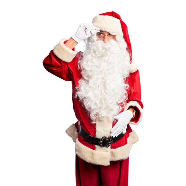 Przystojny mężczyzna w średnim wieku ubrany w kostium Świętego Mikołaja i brodę, wskazywał nieszczęśliwie na pryszcze na czole, brzydkie zakażenie zaskórnika. Trądzik i problem skóry - Zdjęcie, obraz