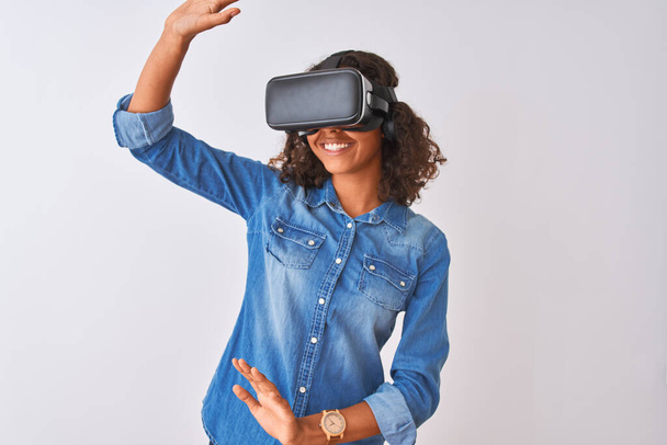 Młody African American teen girl gra wirtualną rzeczywistość gry za pomocą gogli - Zdjęcie, obraz