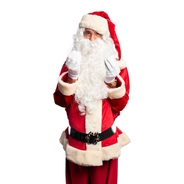 Orta yaşlı yakışıklı adam, Noel Baba kostümü ve sakal takıyor. Elleriyle para hareketi yapıyor. Maaş istiyor. - Fotoğraf, Görsel