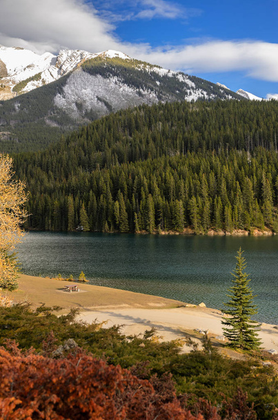 Два озера Джек в Банфском национальном парке в Альберте, Канада
 - Фото, изображение
