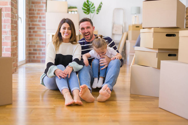 μητέρα, πατέρας και μικρή κόρη στο νέο διαμέρισμα   - Φωτογραφία, εικόνα