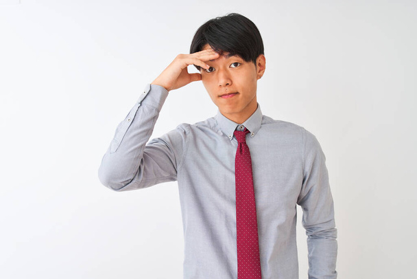 Kiinalainen liikemies yllään tyylikäs solmio seisoo yli eristetty valkoinen tausta huolissaan ja korosti ongelmaa käsi otsassa, hermostunut ja ahdistunut kriisistä
 - Valokuva, kuva