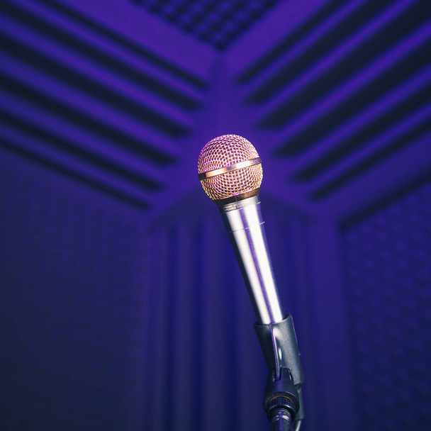 goldenes Mikrofon auf Stativ, lila Hintergrund mit Akustikschaum im Studio - Foto, Bild