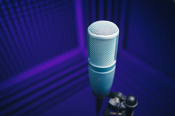 microfone profissional em estúdio de gravação de som, fundo de espuma acústica roxa
 - Foto, Imagem