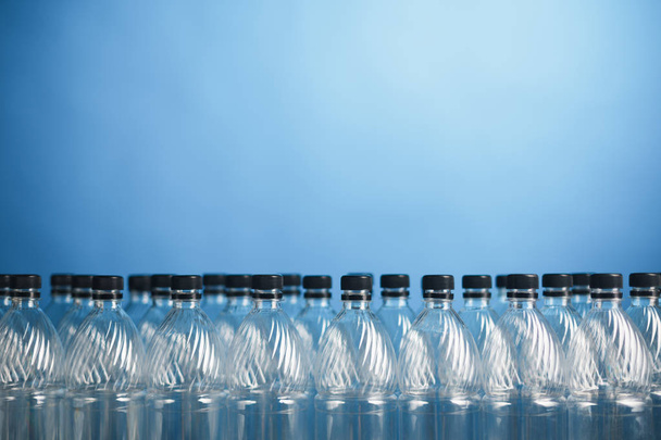 botellas de plástico vacías sobre fondo azul
 - Foto, imagen