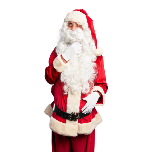 Homem bonito de meia idade vestindo traje de Papai Noel e barba em pé Tocando no pescoço doloroso, dor de garganta para gripe, cravo e infecção
 - Foto, Imagem
