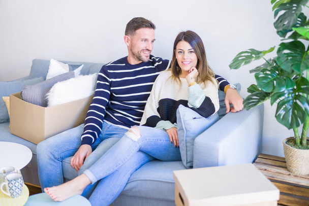 ευτυχισμένο ζευγάρι μετακομίζει σε νέο διαμέρισμα  - Φωτογραφία, εικόνα
