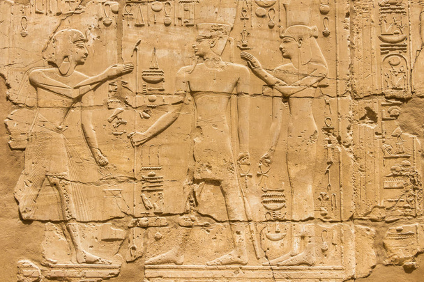 Вид на стену с египетскими иероглифами в Карнакской пещере в Луксоре, Египет
 - Фото, изображение