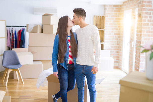 Bonito jovem asiático casal olhando feliz e sorrindo animado movendo-se para uma nova casa
 - Foto, Imagem