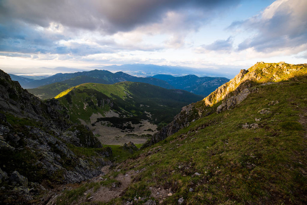 Vista desde el Parque Nacional Dumbier Low Tatras, Hermosa puesta de sol en las montañas
 - Foto, imagen