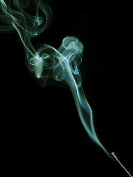 farbiger Rauch auf schwarzem Hintergrund - Foto, Bild