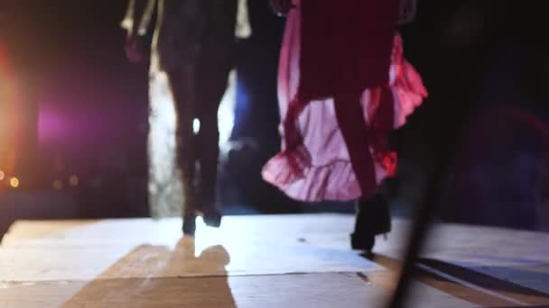 dress show, modelli di defile di moda in abito di design Sui tacchi alti in passerella in illuminazione
 - Filmati, video