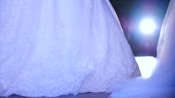presentazione di abiti da sposa, modello in abito bianco sul podio alla settimana della moda sotto i riflettori
 - Filmati, video